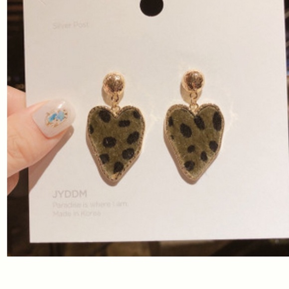 Jewelry - 💕3/$30 Ray Gold Heartstone Earrings